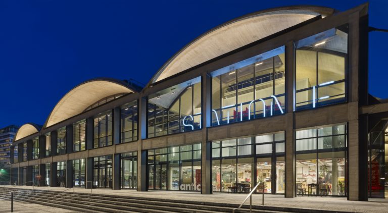 Sono italiane le luci di Station F, il più grande incubatore di startup del mondo