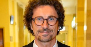 Monopattini elettrici, il ministro Toninelli firma il decreto sulla micromobilità: ecco cosa prevede