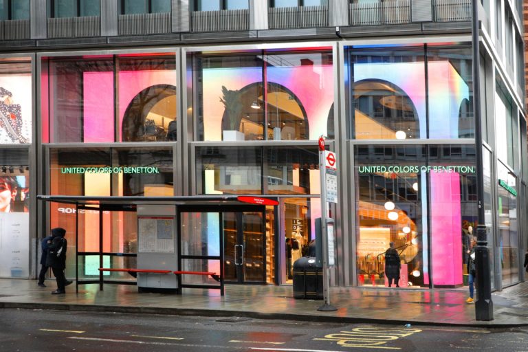 Vetrine digitali, Benetton a Londra: quando la vetrina si trasforma in esperienza