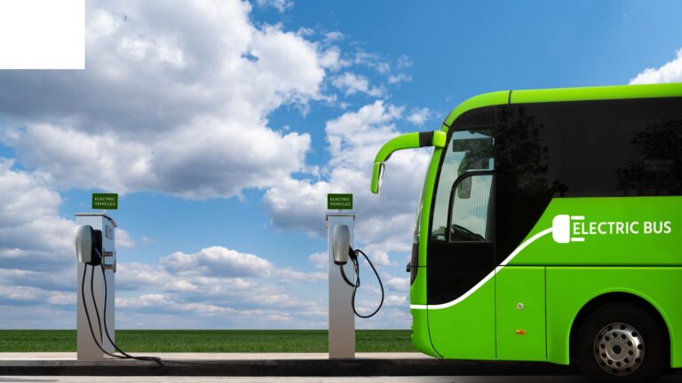 PNRR e mobilità sostenibile: 1,9 miliardi di euro per bus elettrici e a idrogeno