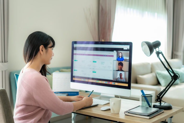 Asian,Business,Woman,Talking,To,Her,Colleagues,About,Plan,In