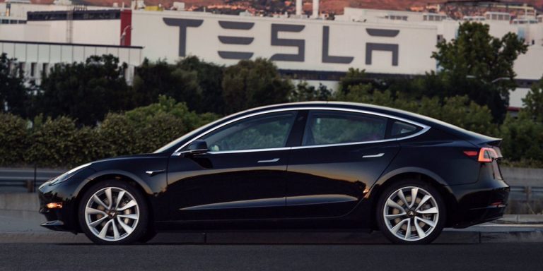Energy: in Usa prodotta la prima Tesla Model 3, in Cina mega-test sulle rinnovabili
